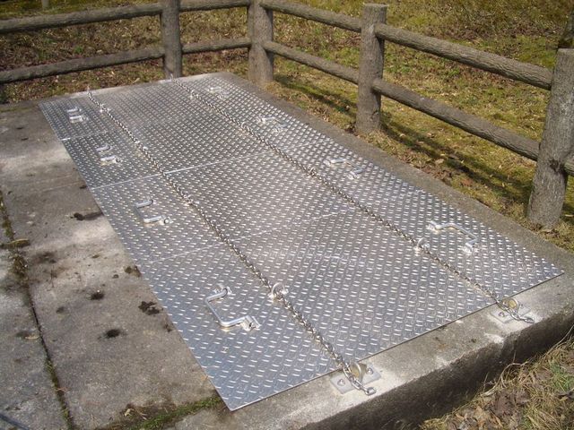 写真｜富山県 高岡市 アルミ製縞鋼板蓋